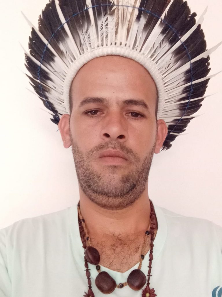 Meu nome é Lucimar Gonçalves Rodrigues sou de Ipanema Minas Gerais interior do estado brasileiro tenho 40 anos mediante ao que apresentei a vocês sou o primeiro indígena do Brasil a ser proibido de exercer a minha cultura a minha medicina porque as garrafadas de plantas medicinais e a cultura do índio